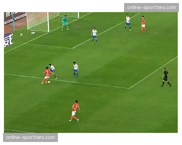 曼城定位球防守出现盯人失误 楚阿梅尼传中时无人看防维尼修斯